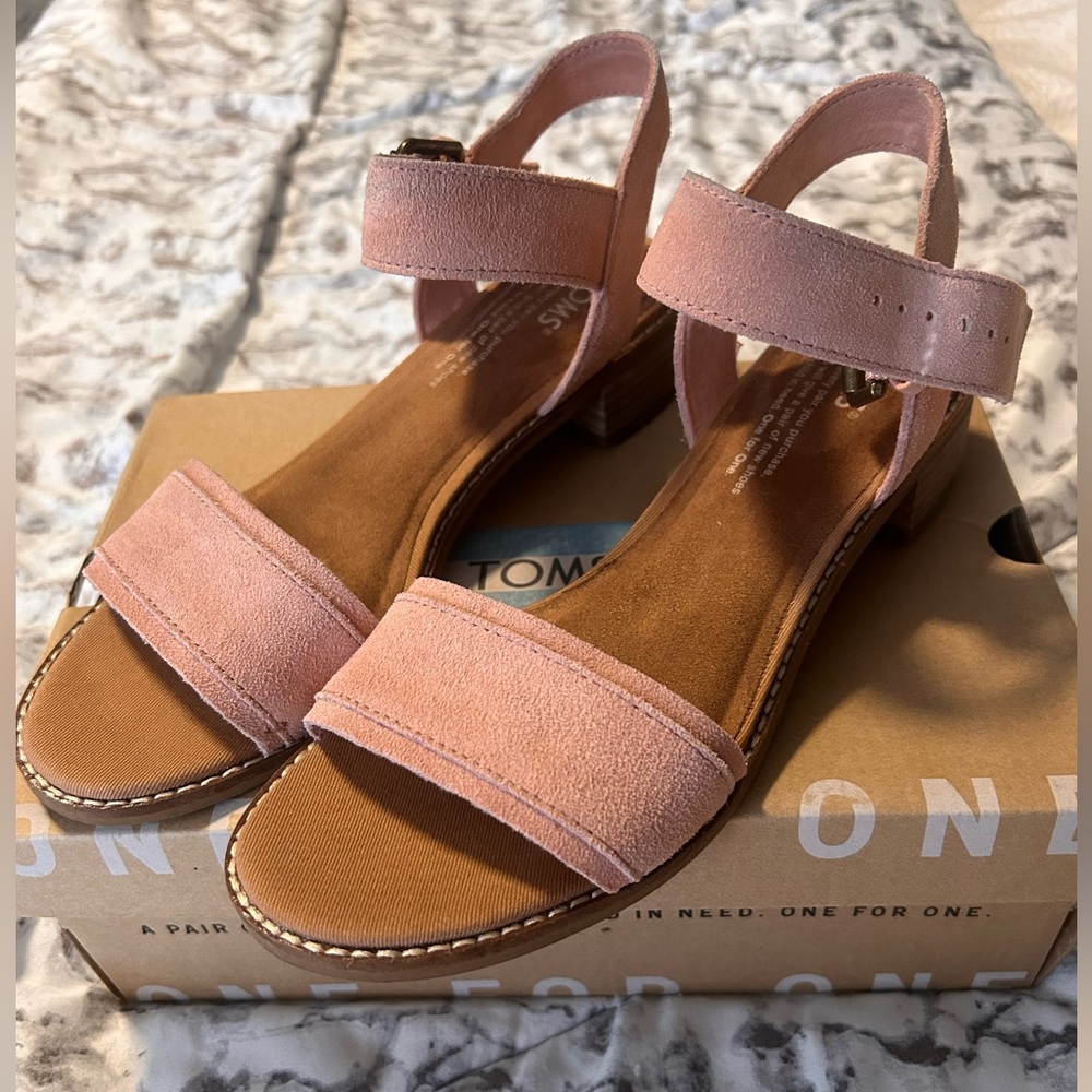 Sz 7 Tom’s Camilla Sandals. Suede, block heel, bloom pink.